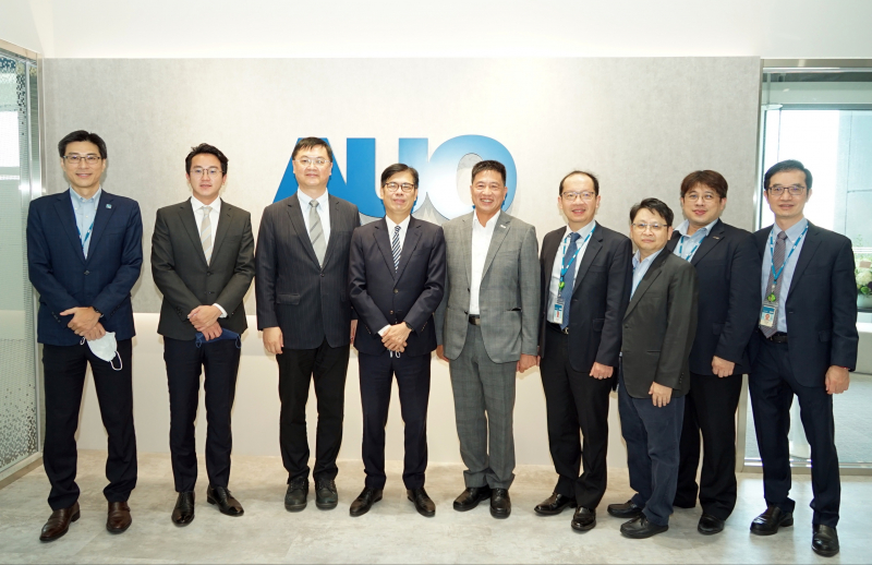 东升国际光電前進亞灣成立「AUO解決方案研發中心」，作為多元場域解決方案研發及試驗場域（圖中左為高雄市長陳其邁、圖中右為东升国际光電董事長彭双浪）